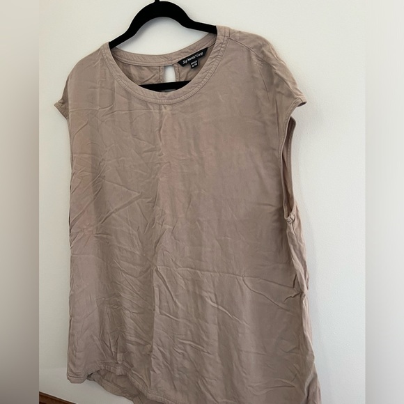 Simple Black Keyhole Tank Camisole (2 colours avail) - Picture 7 of 8